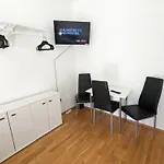 Bright And Comfortable Unit Across From Messe Lägenhet *