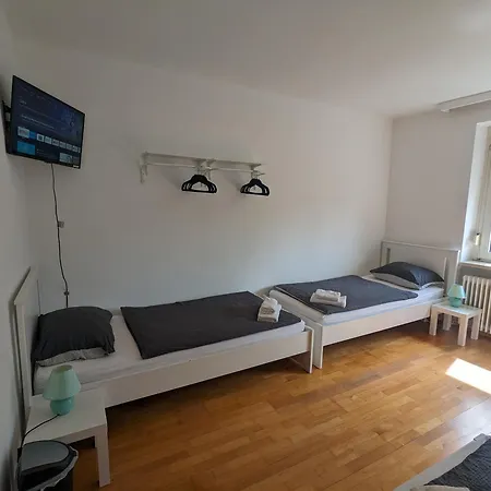 Bright And Comfortable Unit Across From Messe *