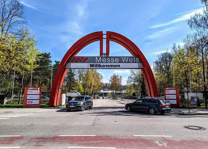 Bright And Comfortable Unit Across From Messe