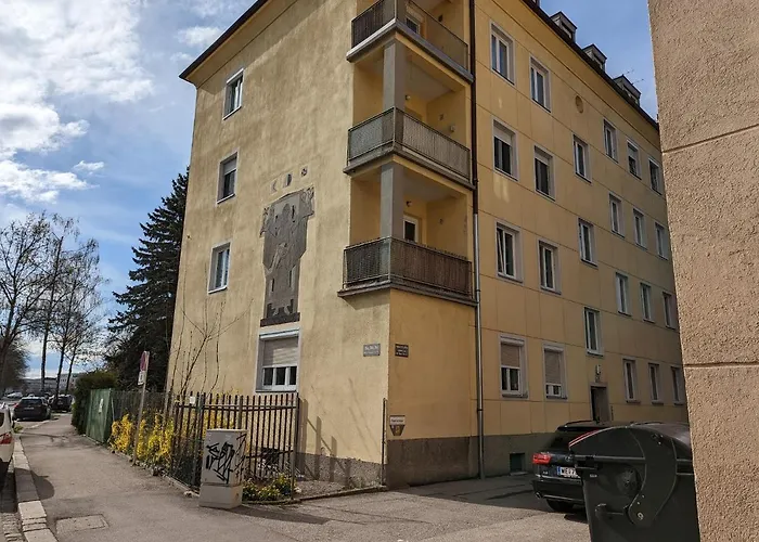 Bright And Comfortable Unit Across From Messe *