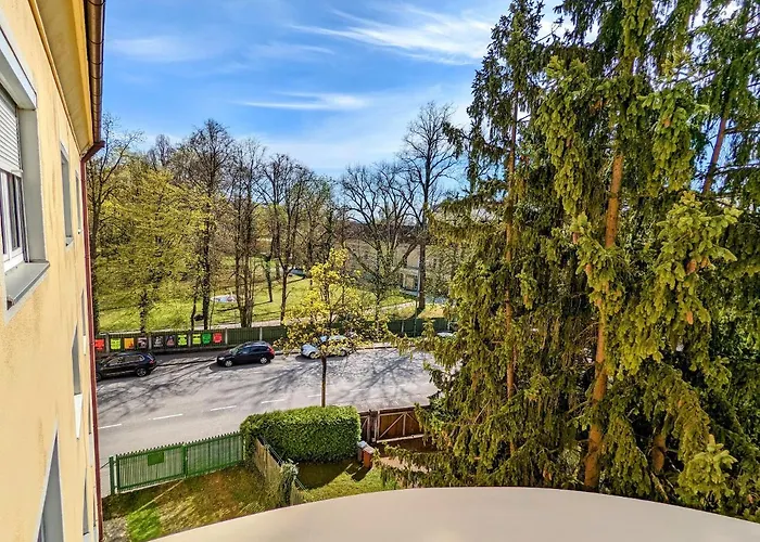 Bright And Comfortable Unit Across From Messe Daire *