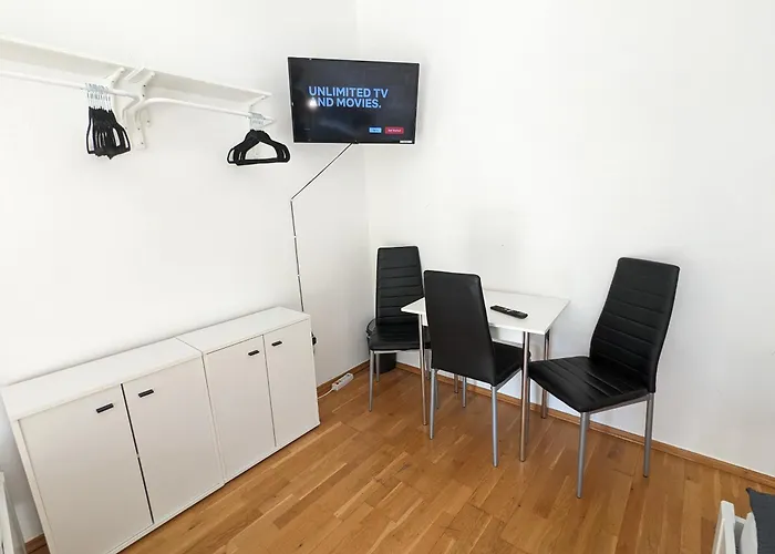 Bright And Comfortable Unit Across From Messe Daire *