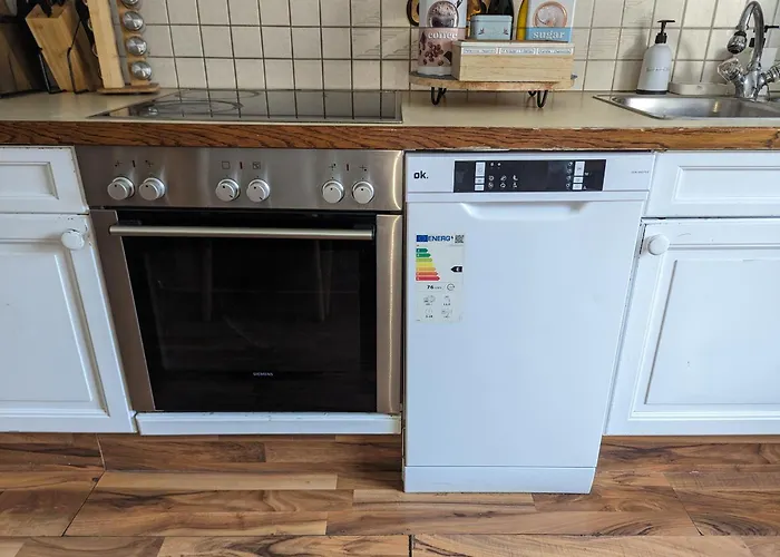 Bright And Comfortable Unit Across From Messe *