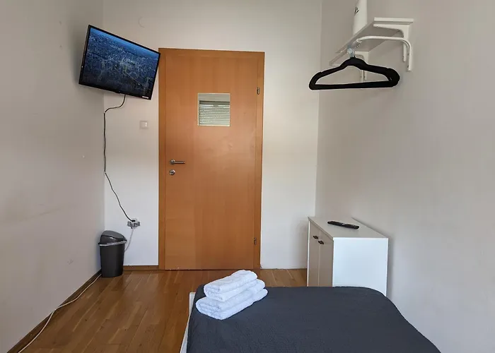 Bright And Comfortable Unit Across From Messe Daire