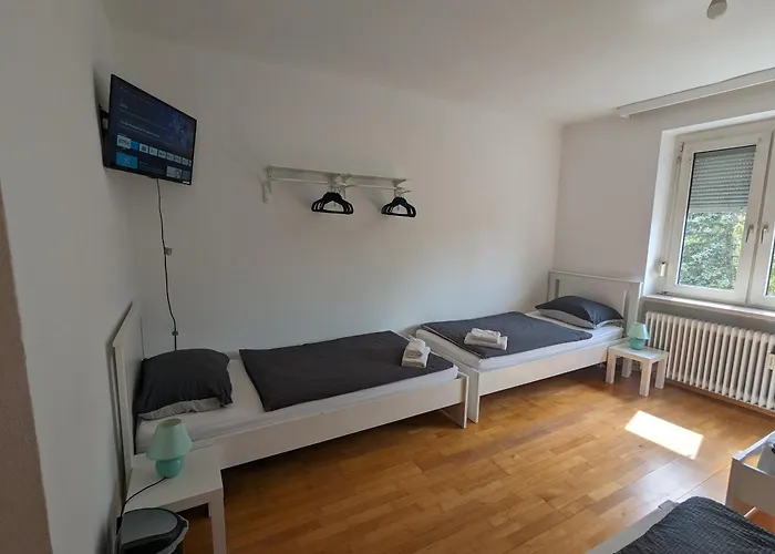 Bright And Comfortable Unit Across From Messe *