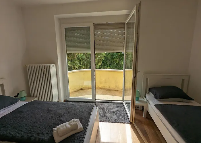 Bright And Comfortable Unit Across From Messe *