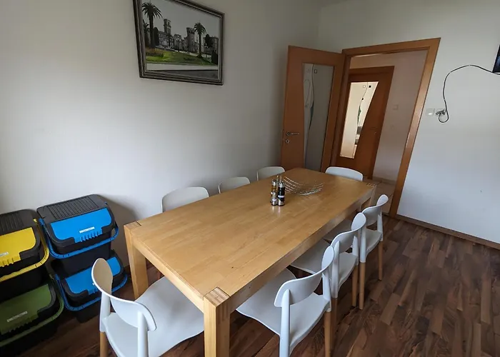 Bright And Comfortable Unit Across From Messe *