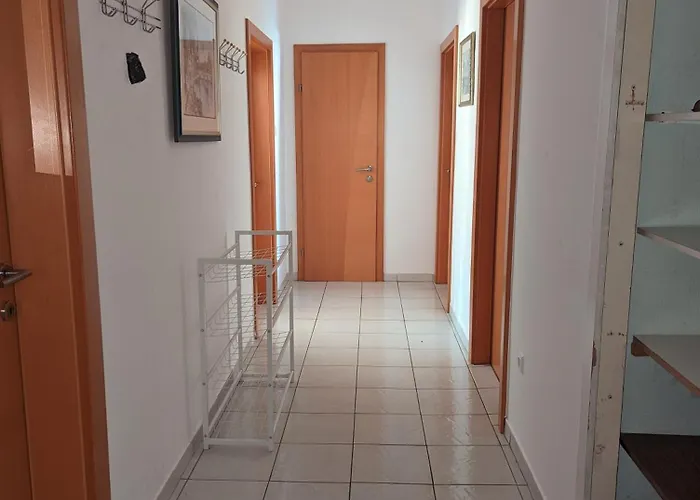 Bright And Comfortable Unit Across From Messe *