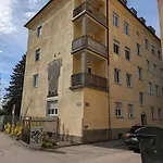 Bright And Comfortable Unit Across From Messe *