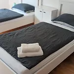 Bright And Comfortable Unit Across From Messe *