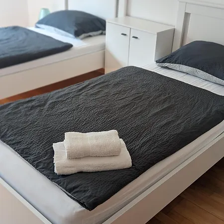 Bright And Comfortable Unit Across From Messe *