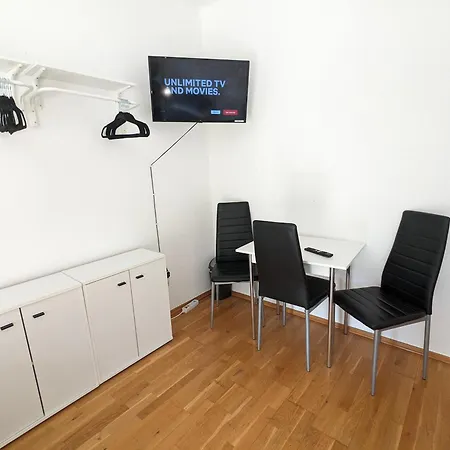 Bright And Comfortable Unit Across From Messe Apartment *