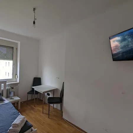 Bright And Comfortable Unit Across From Messe