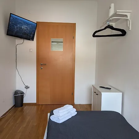 Bright And Comfortable Unit Across From Messe Apartment
