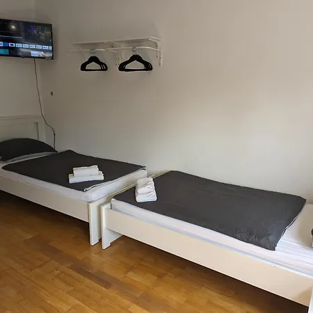 Bright And Comfortable Unit Across From Messe Apartment