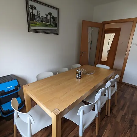 Bright And Comfortable Unit Across From Messe *