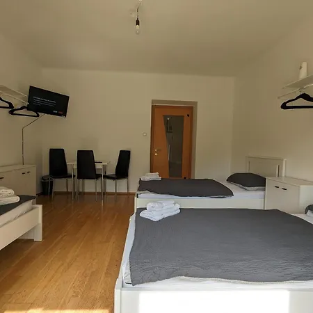 Bright And Comfortable Unit Across From Messe Apartment *