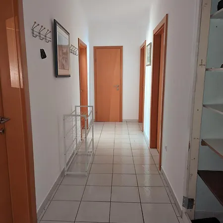 Bright And Comfortable Unit Across From Messe *