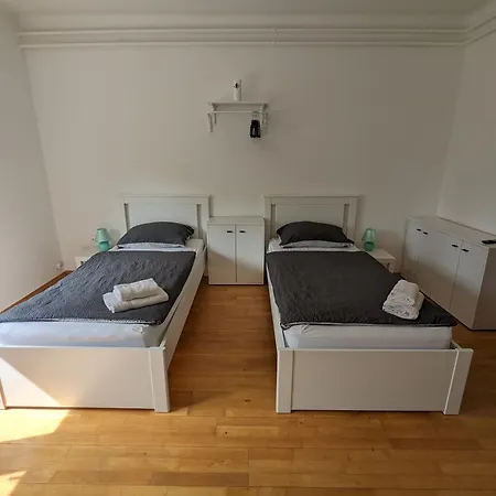 Bright And Comfortable Unit Across From Messe Apartment