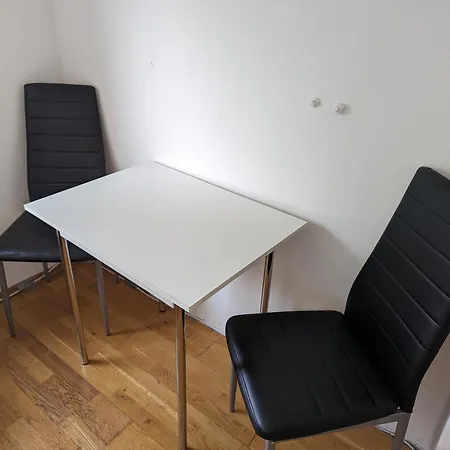 Bright And Comfortable Unit Across From Messe *