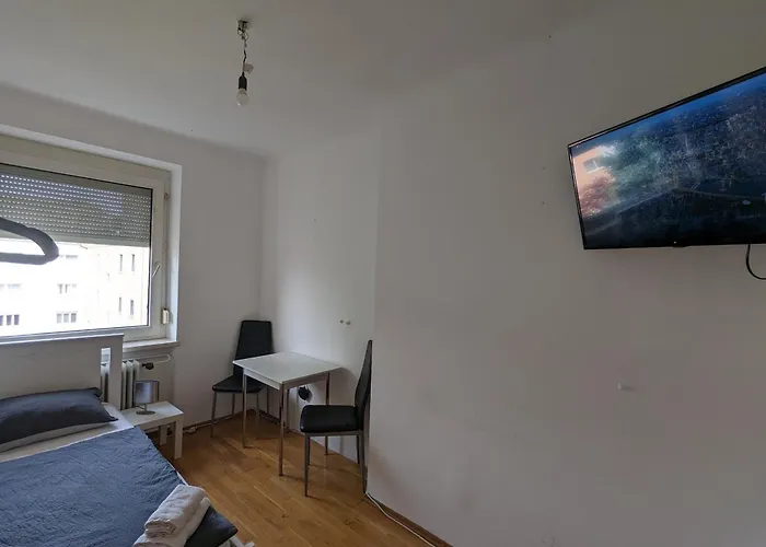 Bright And Comfortable Unit Across From Messe