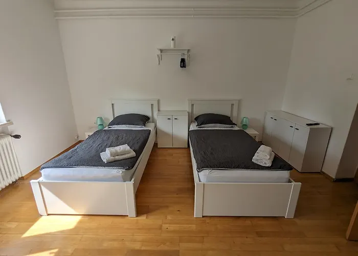 Bright And Comfortable Unit Across From Messe 公寓